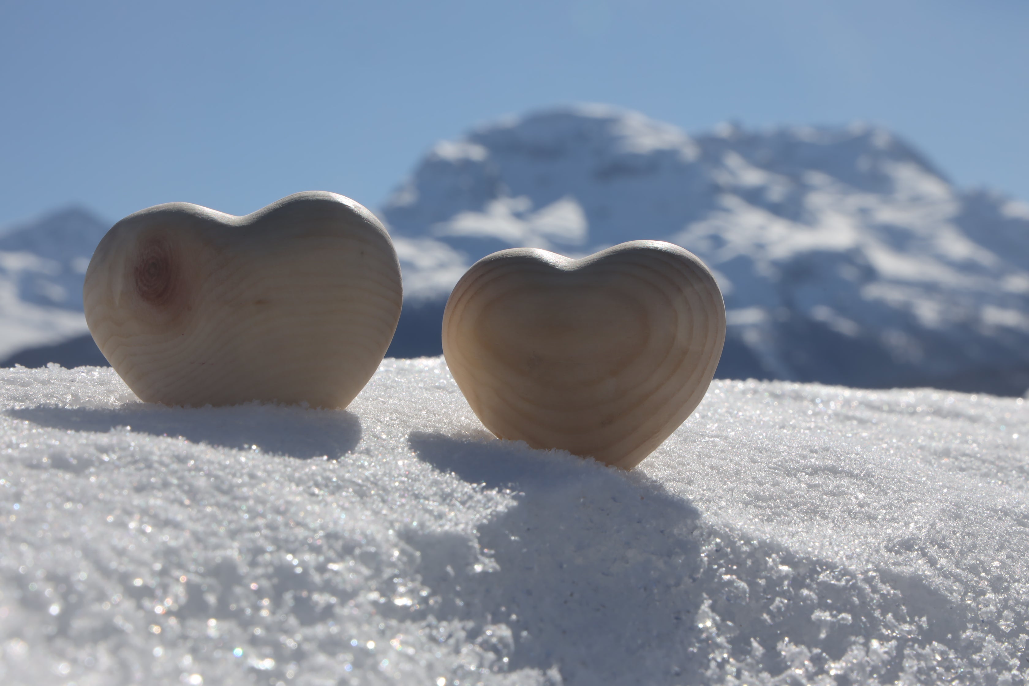 Arvenherzen Handschmeichler im Schnee vor den Engadiner Bergern