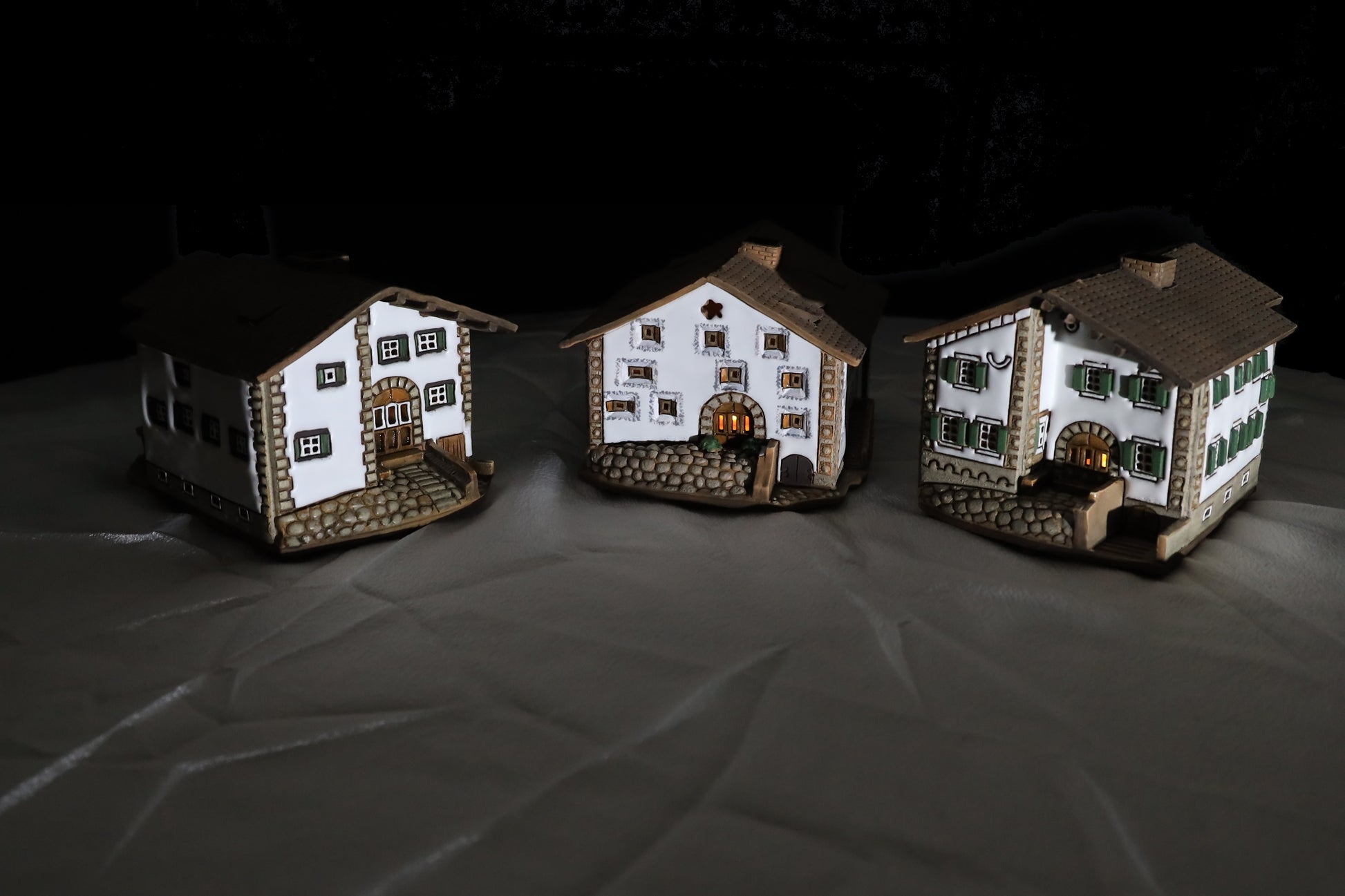 Engadinerhaus Teelichthaus Keramikhaus Duftdispenser drei Hauser im Dunkeln 340d4c1e 8b2d 4d36 96e9 5d20d700c50d