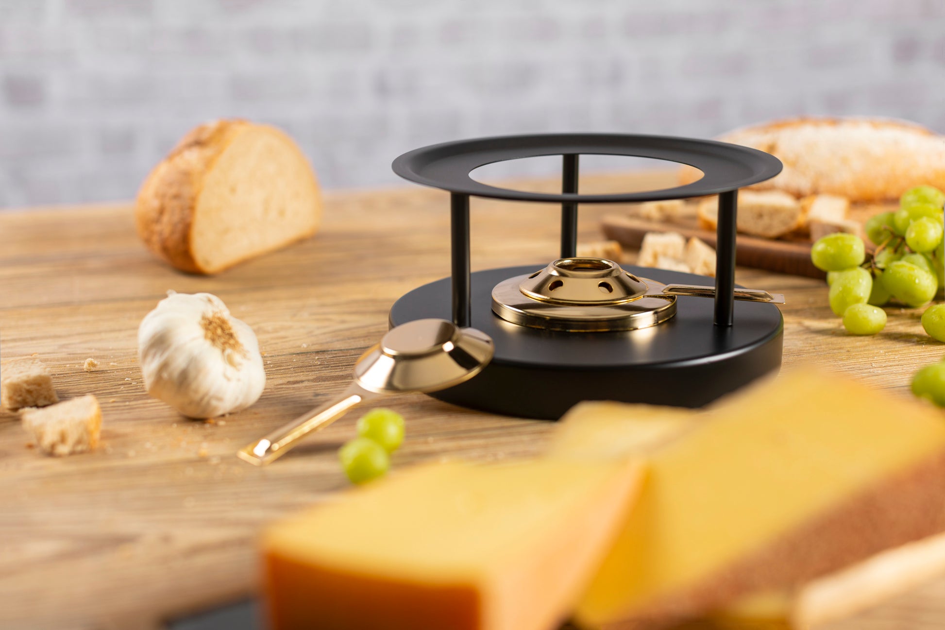 Rechaud schwarz mit goldenerm Patenbrenner